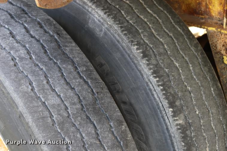 image for item DQ9394 2000 Wilson flatbed trailer