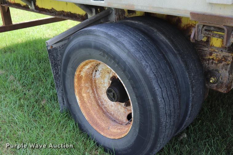 image for item DQ9394 2000 Wilson flatbed trailer