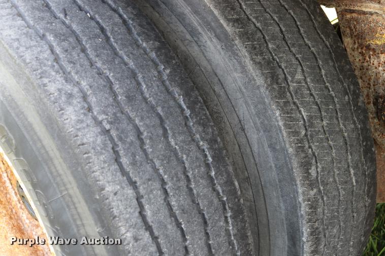 image for item DQ9394 2000 Wilson flatbed trailer