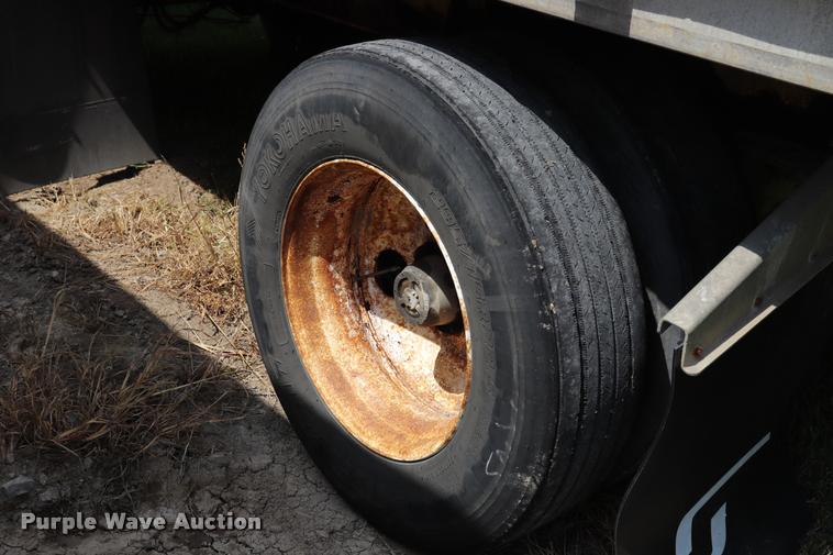 image for item DQ9394 2000 Wilson flatbed trailer