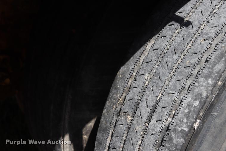 image for item DQ9394 2000 Wilson flatbed trailer