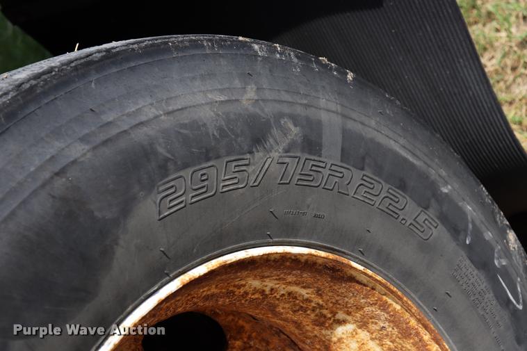 image for item DQ9394 2000 Wilson flatbed trailer