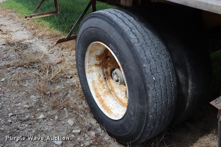 image for item DQ9394 2000 Wilson flatbed trailer