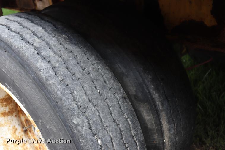 image for item DQ9394 2000 Wilson flatbed trailer