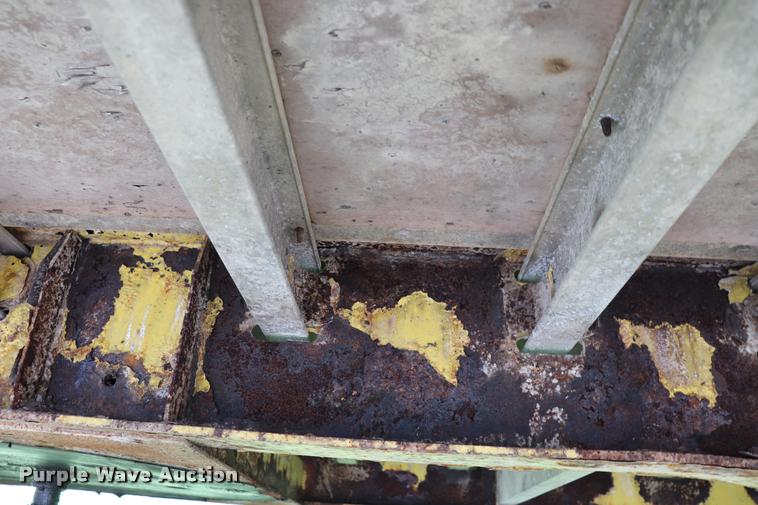 image for item DQ9394 2000 Wilson flatbed trailer