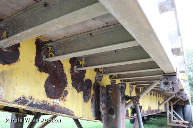 image for item DQ9394 2000 Wilson flatbed trailer