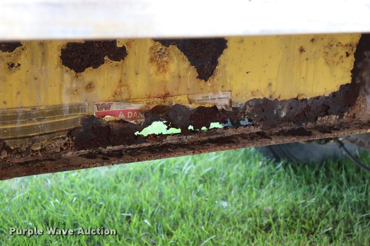 image for item DQ9394 2000 Wilson flatbed trailer