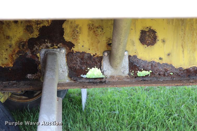 image for item DQ9394 2000 Wilson flatbed trailer