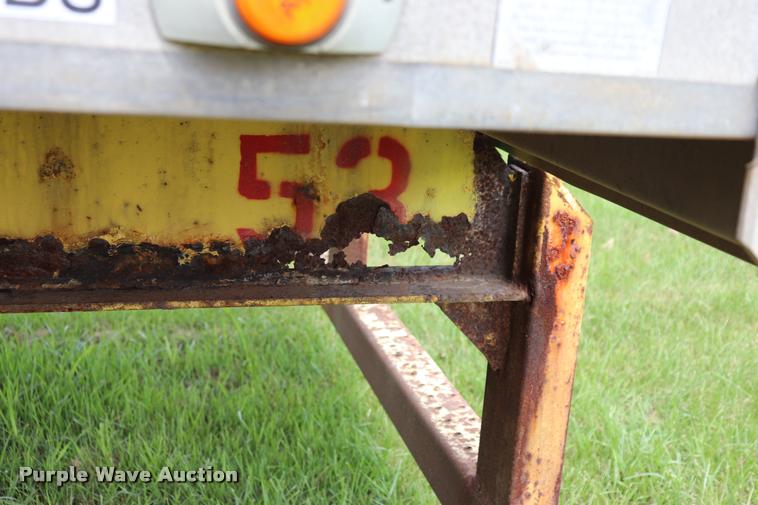 image for item DQ9394 2000 Wilson flatbed trailer