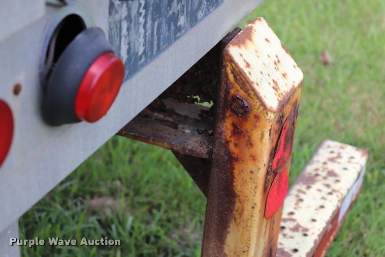 image for item DQ9394 2000 Wilson flatbed trailer