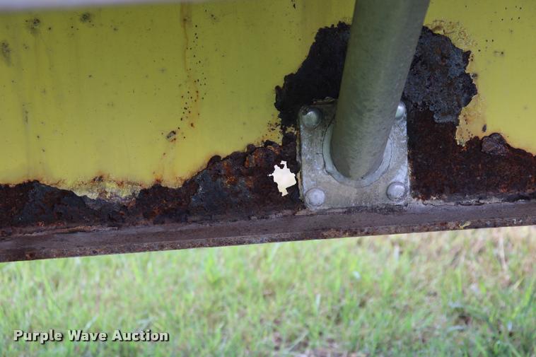 image for item DQ9394 2000 Wilson flatbed trailer