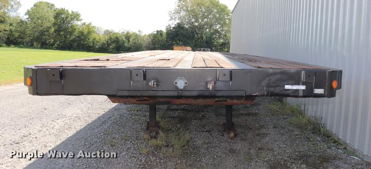 image for item DQ9398 1990 Fontaine flatbed trailer