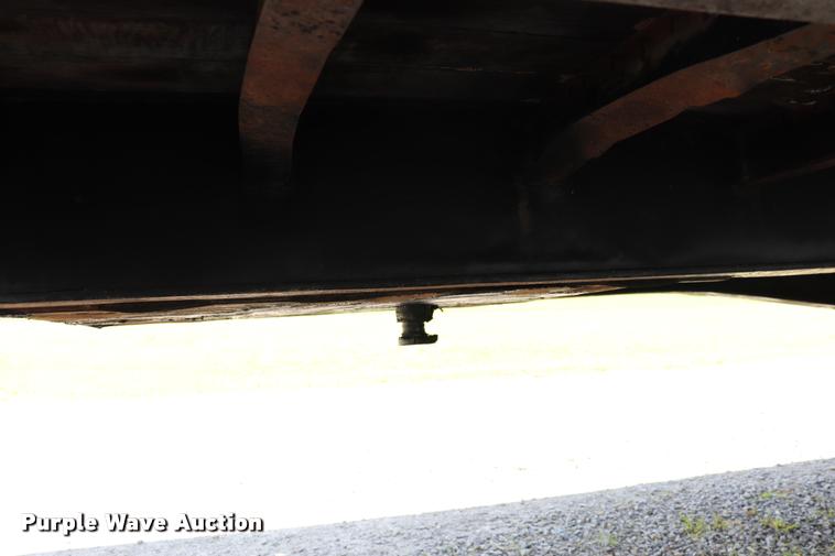 image for item DQ9398 1990 Fontaine flatbed trailer