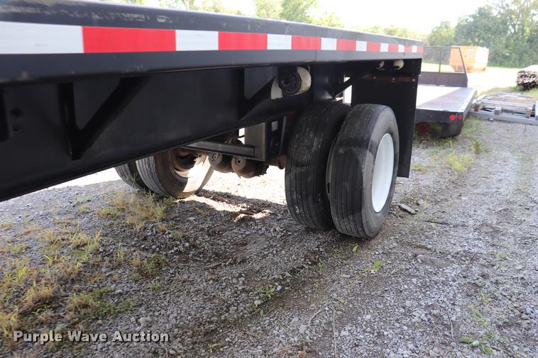 image for item DQ9398 1990 Fontaine flatbed trailer