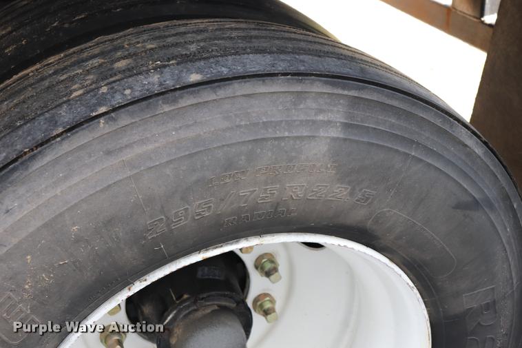 image for item DQ9398 1990 Fontaine flatbed trailer