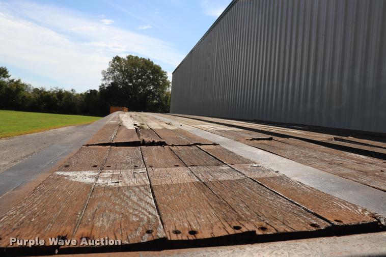 image for item DQ9398 1990 Fontaine flatbed trailer