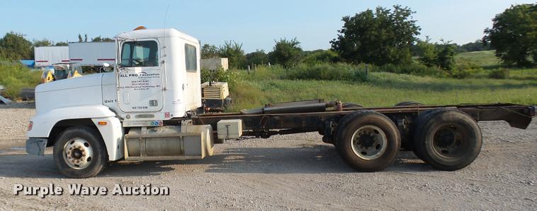 image for item K1786 1994 Freightliner FLD truck cab and chassis