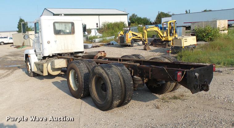 image for item K1786 1994 Freightliner FLD truck cab and chassis