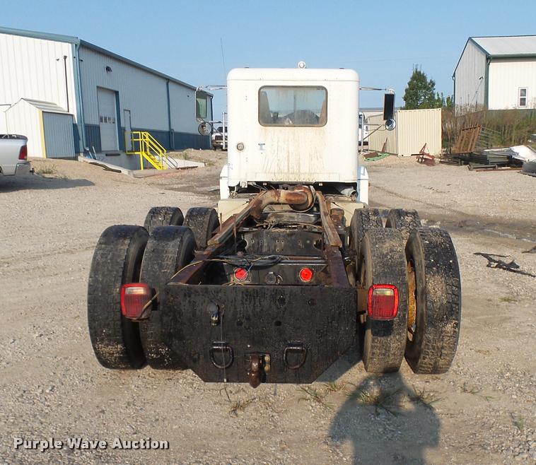 image for item K1786 1994 Freightliner FLD truck cab and chassis