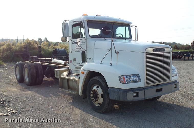 image for item K1786 1994 Freightliner FLD truck cab and chassis