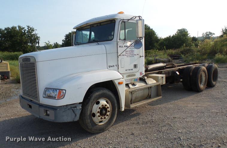 image for item K1786 1994 Freightliner FLD truck cab and chassis