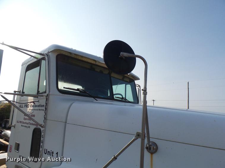 image for item K1786 1994 Freightliner FLD truck cab and chassis