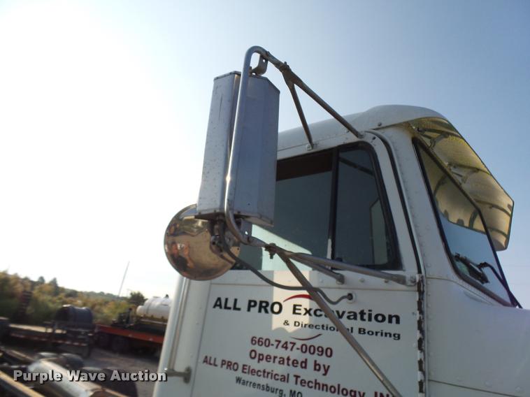 image for item K1786 1994 Freightliner FLD truck cab and chassis