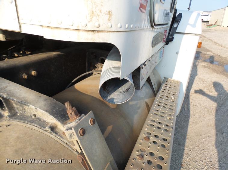 image for item K1786 1994 Freightliner FLD truck cab and chassis