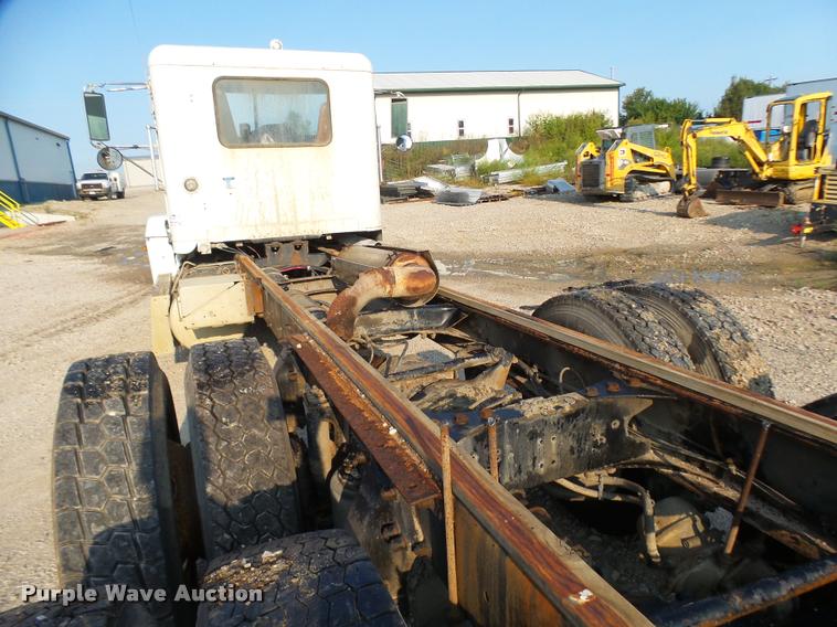 image for item K1786 1994 Freightliner FLD truck cab and chassis