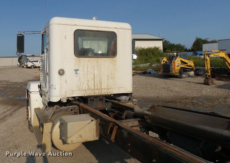 image for item K1786 1994 Freightliner FLD truck cab and chassis
