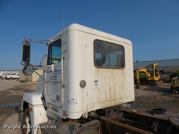 image for item K1786 1994 Freightliner FLD truck cab and chassis