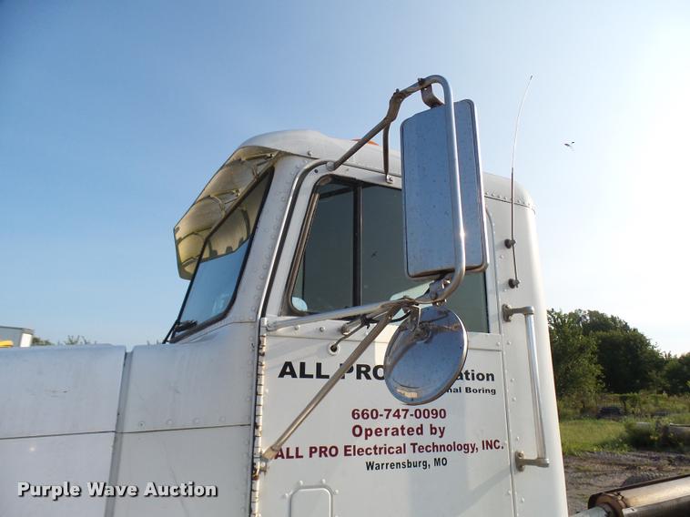 image for item K1786 1994 Freightliner FLD truck cab and chassis