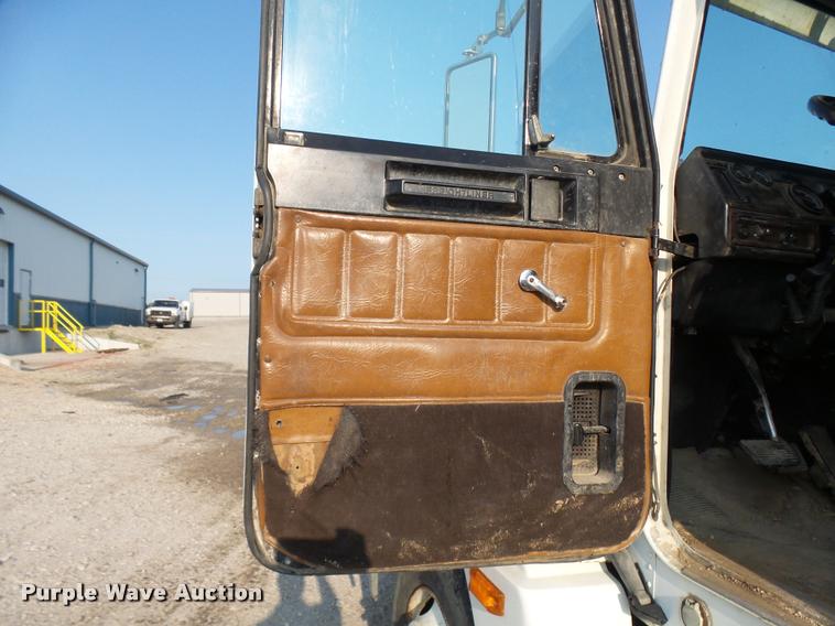 image for item K1786 1994 Freightliner FLD truck cab and chassis