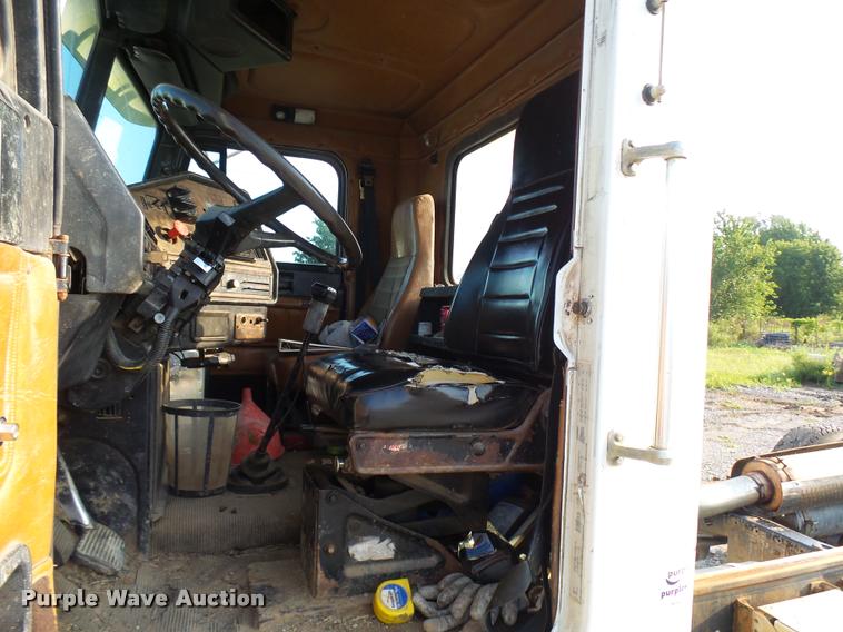 image for item K1786 1994 Freightliner FLD truck cab and chassis