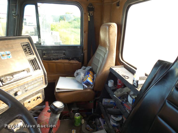 image for item K1786 1994 Freightliner FLD truck cab and chassis