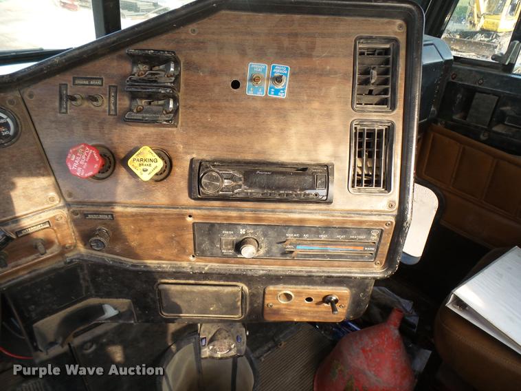 image for item K1786 1994 Freightliner FLD truck cab and chassis