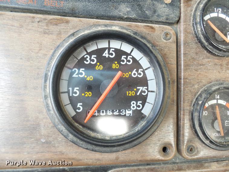 image for item K1786 1994 Freightliner FLD truck cab and chassis