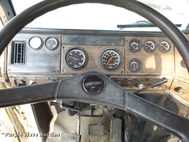 image for item K1786 1994 Freightliner FLD truck cab and chassis