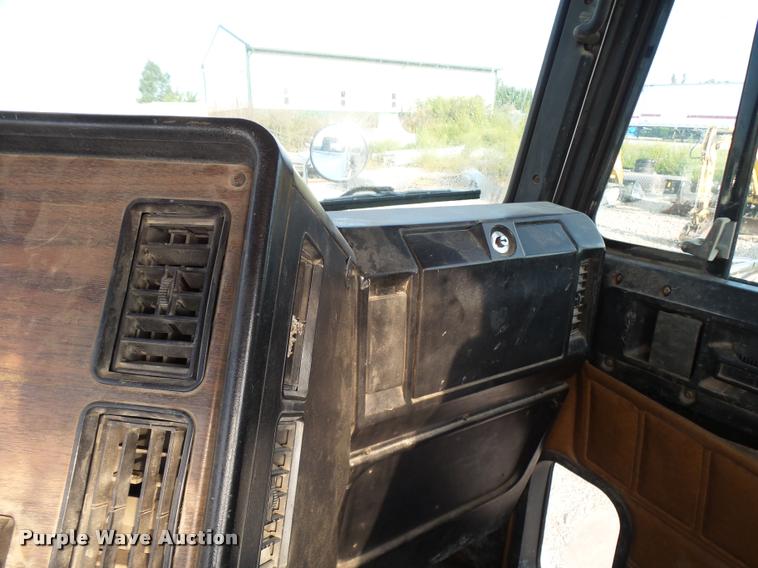 image for item K1786 1994 Freightliner FLD truck cab and chassis