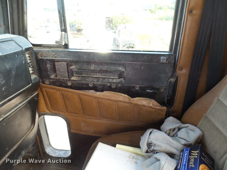 image for item K1786 1994 Freightliner FLD truck cab and chassis