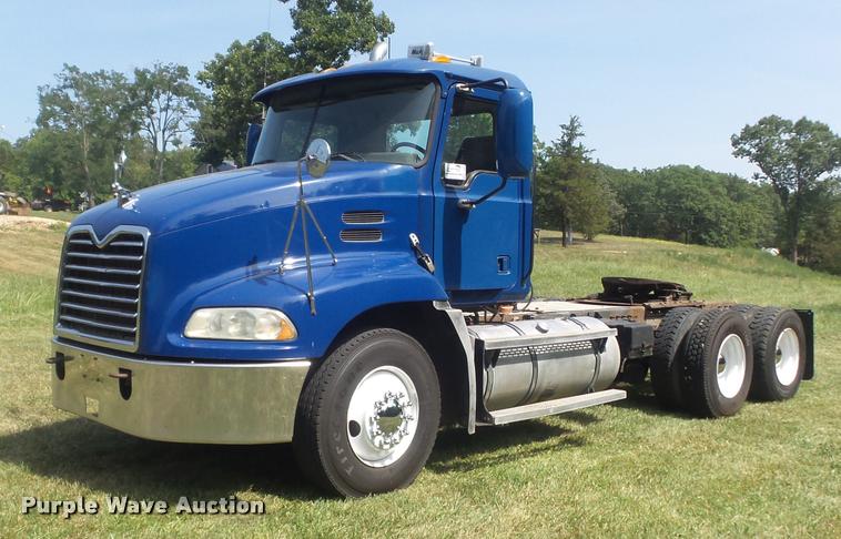 image for item K7526 2004 Mack CX613 semi truck