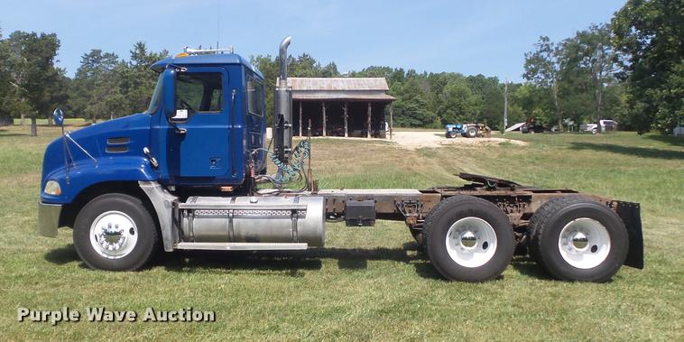 image for item K7526 2004 Mack CX613 semi truck