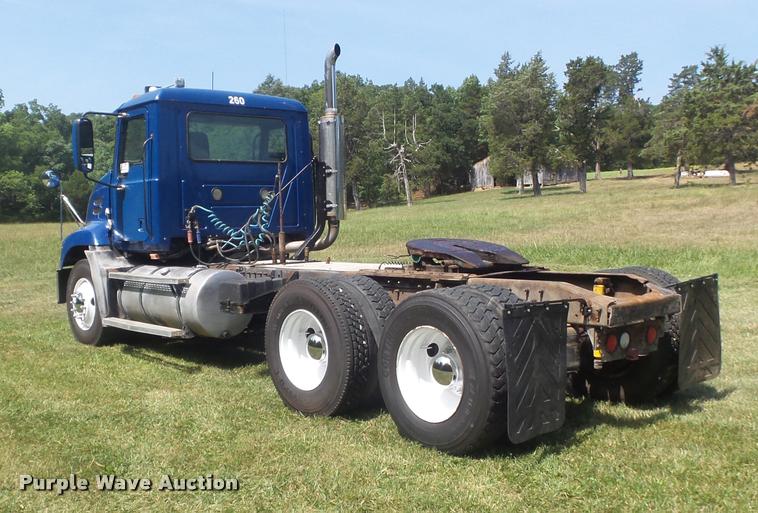 image for item K7526 2004 Mack CX613 semi truck