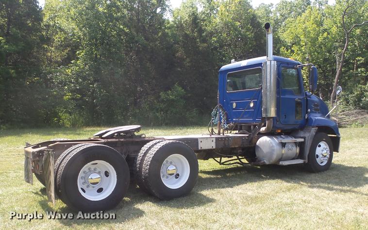 image for item K7526 2004 Mack CX613 semi truck