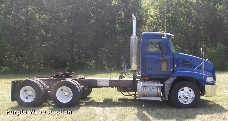 image for item K7526 2004 Mack CX613 semi truck