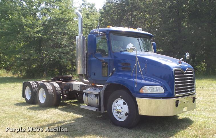 image for item K7526 2004 Mack CX613 semi truck
