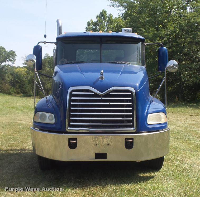 image for item K7526 2004 Mack CX613 semi truck