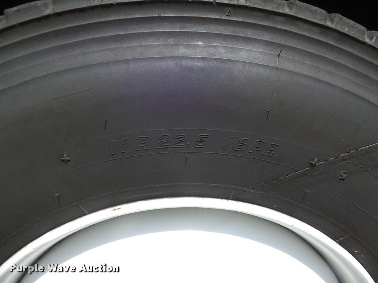 image for item K7526 2004 Mack CX613 semi truck