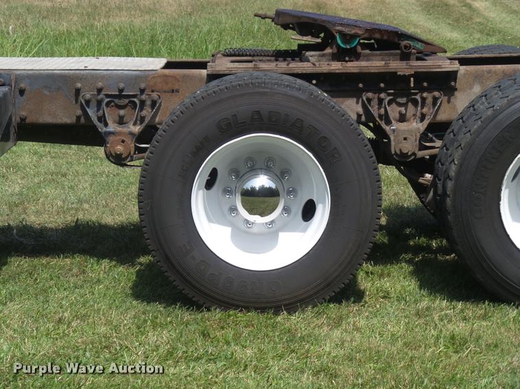 image for item K7526 2004 Mack CX613 semi truck