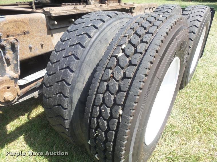 image for item K7526 2004 Mack CX613 semi truck